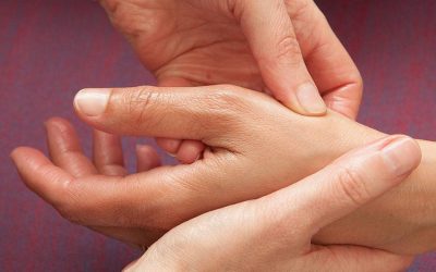 masaje y reflexología en las manos