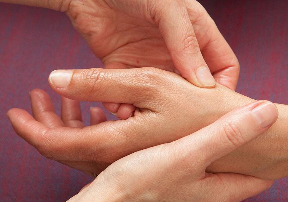 masaje y reflexología en las manos
